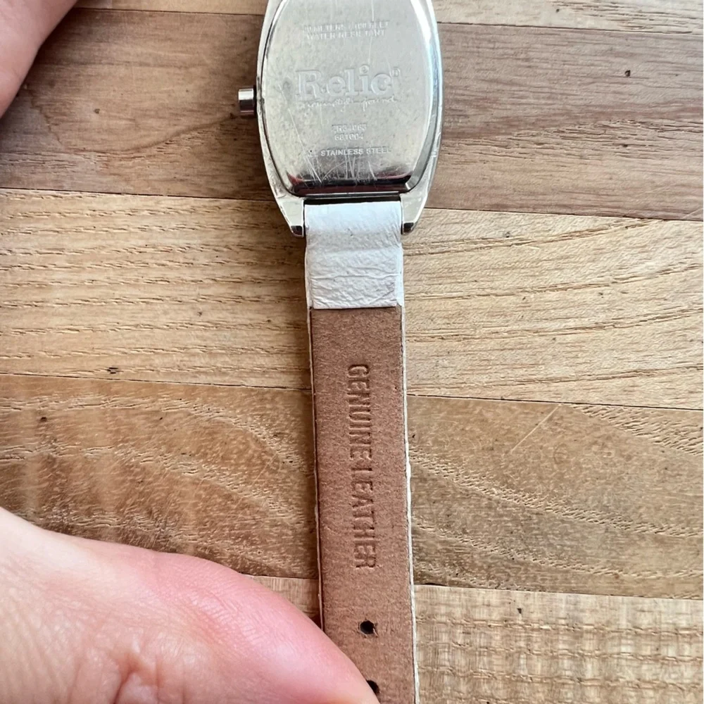 Relic ladies silver tone white leather strap fashion watch NEW BATTERY